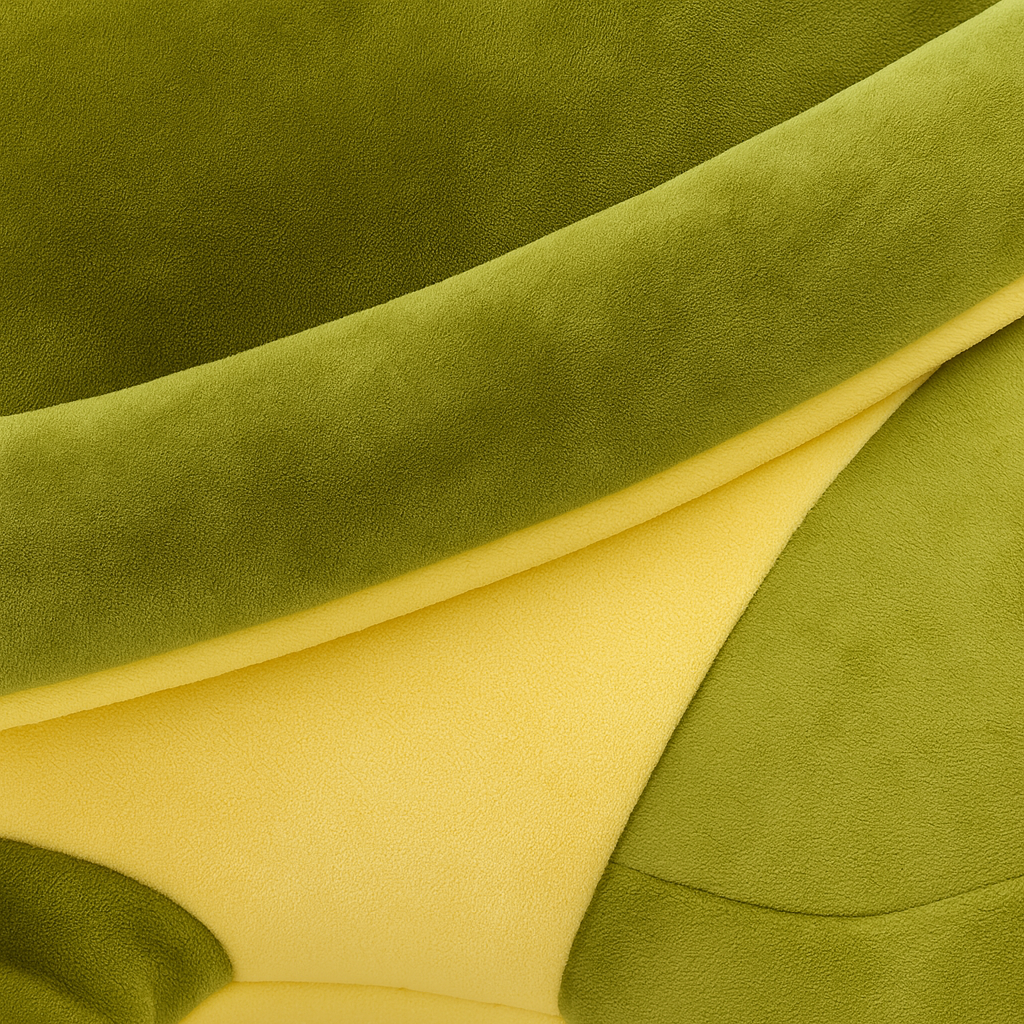 Stor grön plyschsköldpadda med mjukt skal och vänliga ögon liggande på en vit bakgrund.